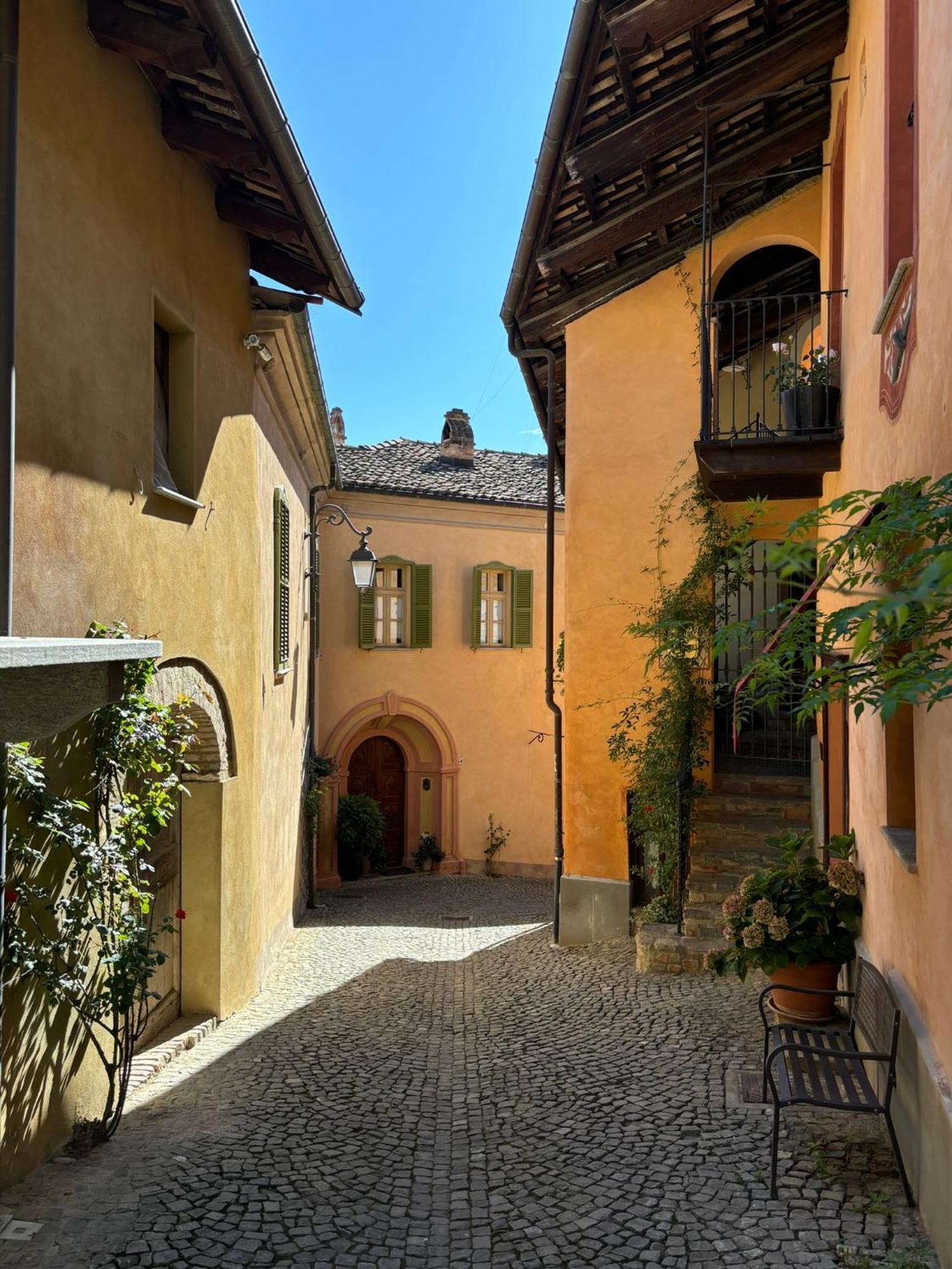 Appartamento "La Poesia Della Terra" Monforte dʼAlba Exterior foto